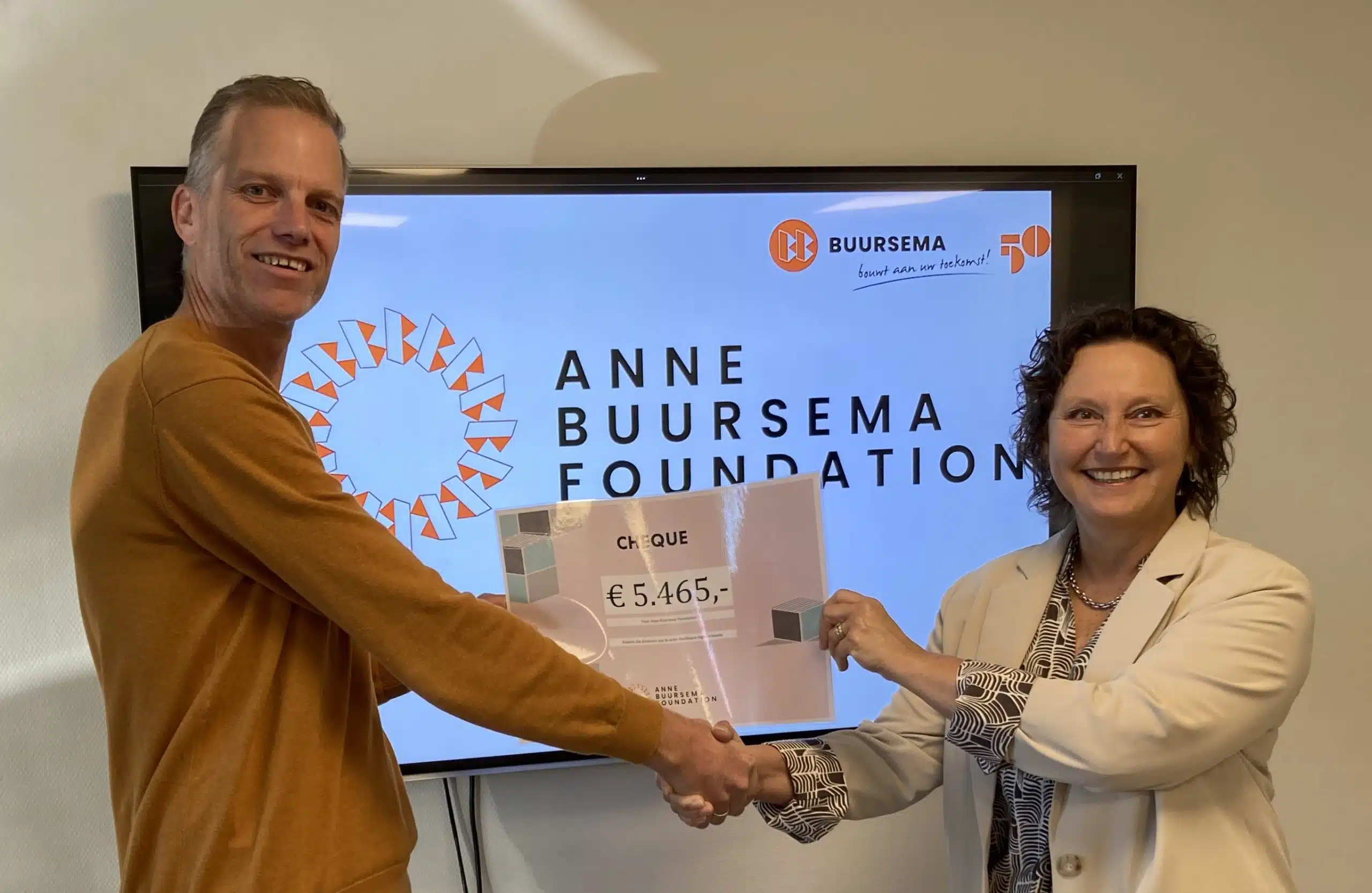 Uitreiking van 4 cheques van 5000 euro van de Anne Buursema Foundation aan 4 voedselbanken Op de foto v.l.n.r. zie je: Ton Sleeking (Voedselbank Zuidoost Drenthe) Elly Pastoor (Voedselbank Groningen) Erik Buursema van de Anne Buursema Foundation Tonie Mulder (Voedselbank Zuidwest Drenthe) Henk Brink (Voedselbank Hardenberg – Ommen)