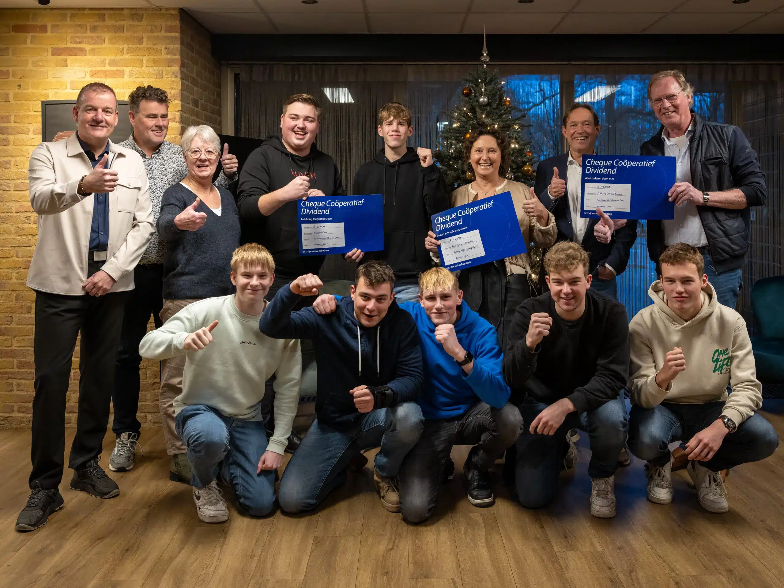 Uitreiking van 4 cheques van 5000 euro van de Anne Buursema Foundation aan 4 voedselbanken Op de foto v.l.n.r. zie je: Ton Sleeking (Voedselbank Zuidoost Drenthe) Elly Pastoor (Voedselbank Groningen) Erik Buursema van de Anne Buursema Foundation Tonie Mulder (Voedselbank Zuidwest Drenthe) Henk Brink (Voedselbank Hardenberg – Ommen)