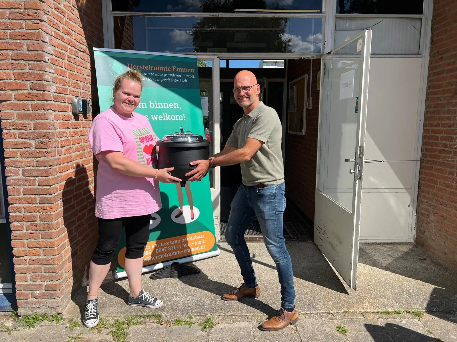 Uitreiking van 4 cheques van 5000 euro van de Anne Buursema Foundation aan 4 voedselbanken Op de foto v.l.n.r. zie je: Ton Sleeking (Voedselbank Zuidoost Drenthe) Elly Pastoor (Voedselbank Groningen) Erik Buursema van de Anne Buursema Foundation Tonie Mulder (Voedselbank Zuidwest Drenthe) Henk Brink (Voedselbank Hardenberg – Ommen)