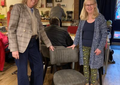 Schenking stoelen Stichting Voordoor