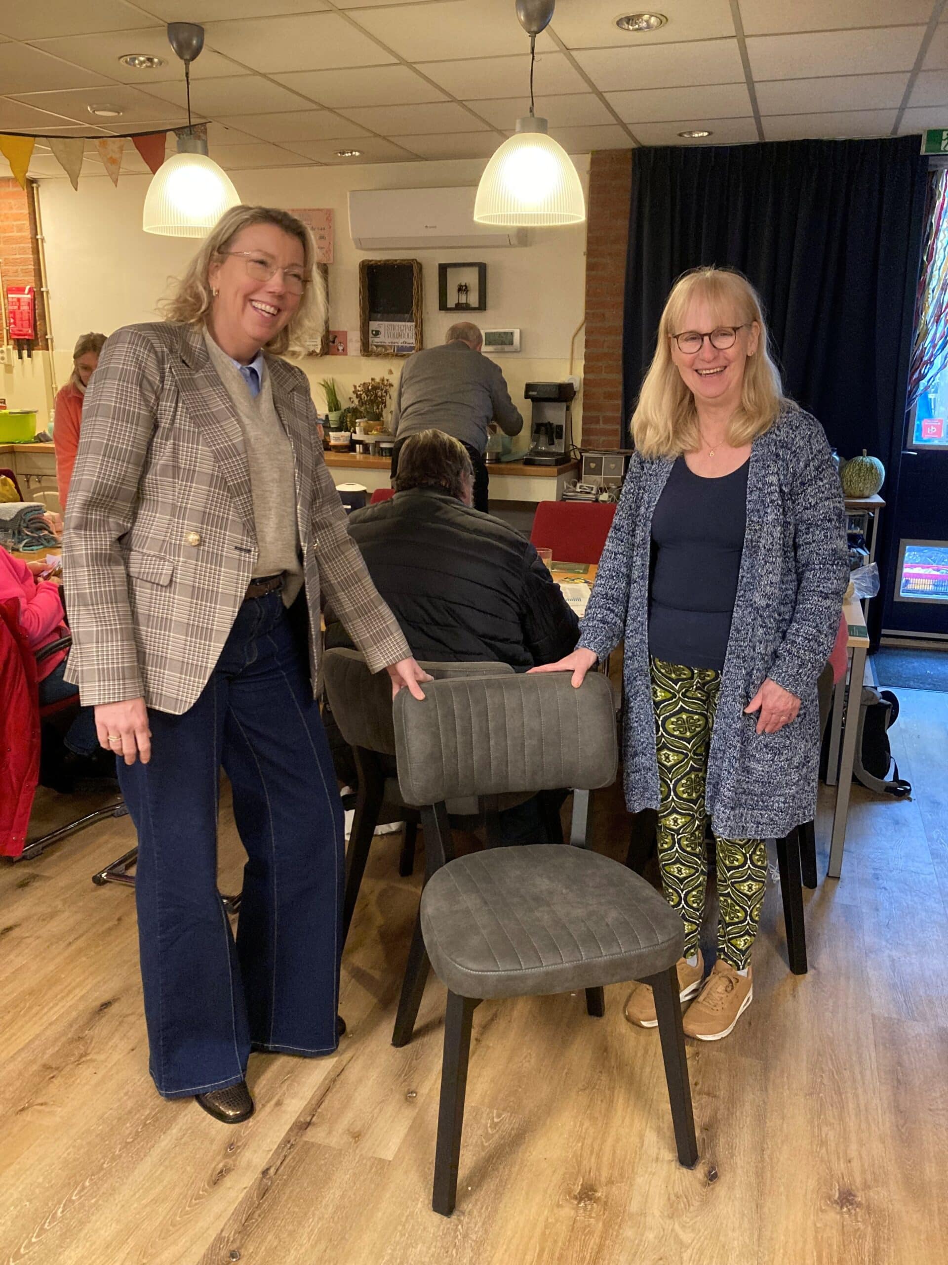 Uitreiking van 4 cheques van 5000 euro van de Anne Buursema Foundation aan 4 voedselbanken Op de foto v.l.n.r. zie je: Ton Sleeking (Voedselbank Zuidoost Drenthe) Elly Pastoor (Voedselbank Groningen) Erik Buursema van de Anne Buursema Foundation Tonie Mulder (Voedselbank Zuidwest Drenthe) Henk Brink (Voedselbank Hardenberg – Ommen)