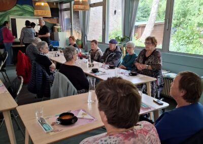 Samen aan tafel bij Gea’s Weggeefwinkel in Groningen