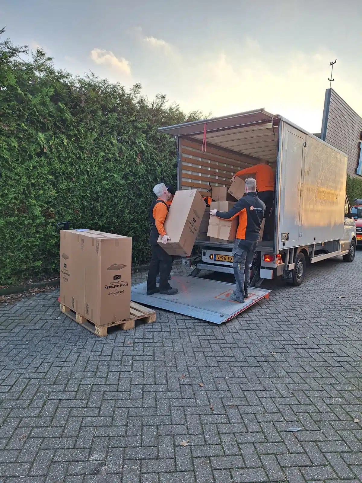 Uitreiking van 4 cheques van 5000 euro van de Anne Buursema Foundation aan 4 voedselbanken Op de foto v.l.n.r. zie je: Ton Sleeking (Voedselbank Zuidoost Drenthe) Elly Pastoor (Voedselbank Groningen) Erik Buursema van de Anne Buursema Foundation Tonie Mulder (Voedselbank Zuidwest Drenthe) Henk Brink (Voedselbank Hardenberg – Ommen)